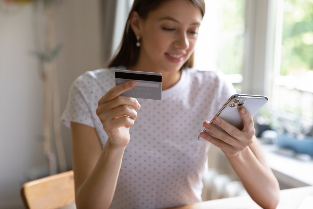 réservation hotel paris annulation gratuite avec carte bancaire par une jeune femme