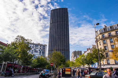 Une rue aux pieds de la Tour Montparnasse à deux pas de notre hotel quartier Montparnasse 