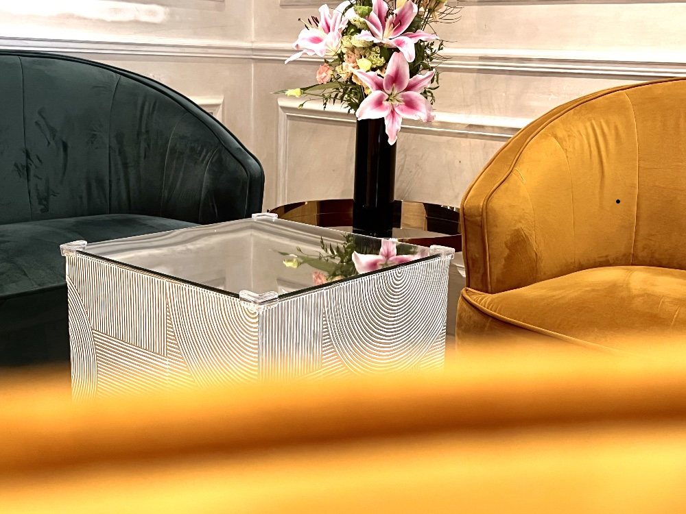 table infini, mobilier original, installé dans le lobby de l'hotel montparnasse daguerre